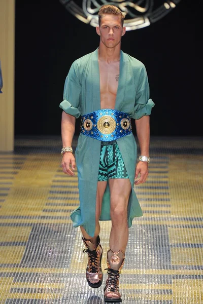 Look 15